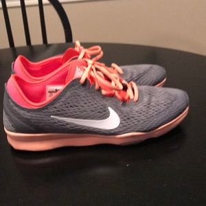 Nike grey and peach zoom tennis shoes